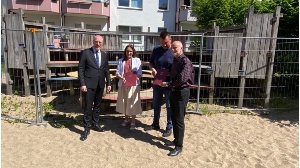 Innenministerminister Christian Pegel übergibt Förderbescheid für das Freiluftklassenzimmer der Karl-Krull-Grundschule an Bausenatorin Jeannette von Busse, Jan Bruhnke vom Tiefbau- und Grünflächenamt, und Egbert Liskow, Präsident der Bürgerschaft.