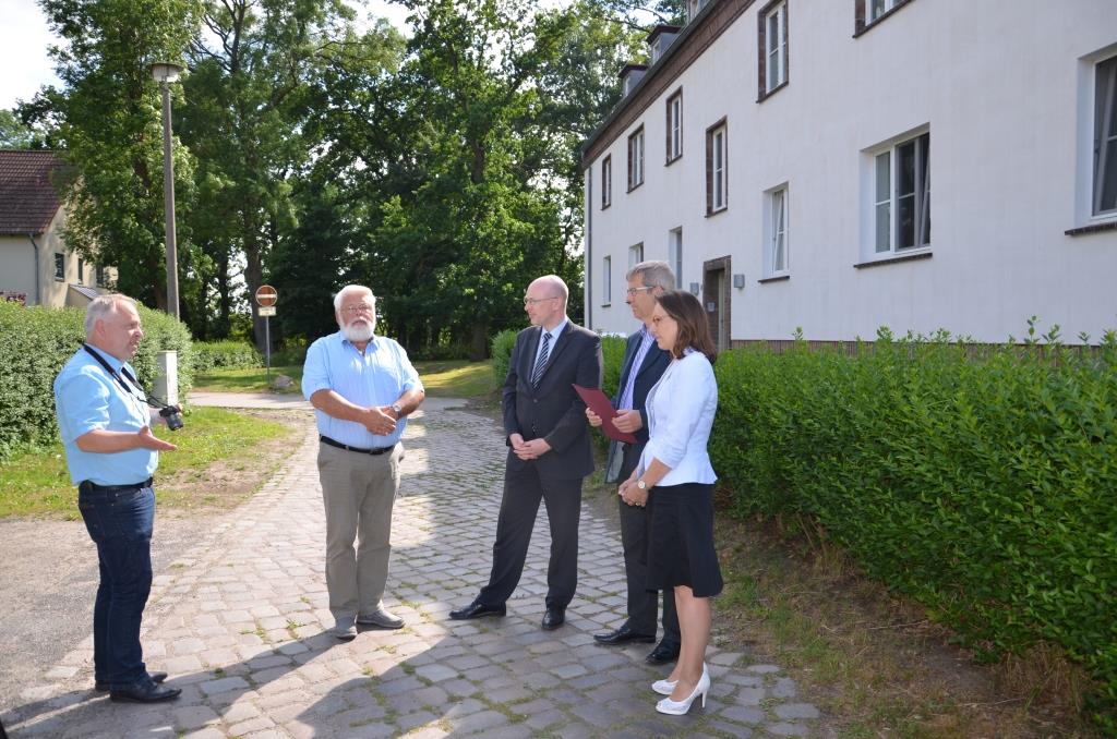 /export/sites/hgw/de/.galleries/Pressestelle-Pressemitteilungen/Minister-Pegel-im-Gespraech-mit-Dr.-Fassbinder-Jeannette-von-Busse-sowie-Heino-Foerste-und-Bernd-Lieschefsky-von-der-Ortstei-Kopie.JPG