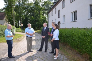 Minister Pegel übergibt Zuwendungsbescheid für LED-Leuchten in Ladebow - © Pressestelle Minister Pegel übergibt Zuwendungsbescheid für LED-Leuchten in Ladebow
