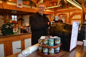 OB schenkt Glühwein aus