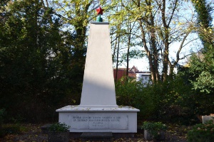 sanierter Obelisk auf dem Ehrenfriedhof für die Angehörigen der Roten Armee