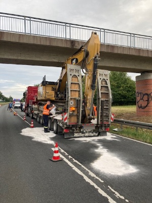 Bagger rammt Brücke, ausgelaufenes Öl wird gebunden - © Feuerwehr Greifswald Bagger rammt Brücke, ausgelaufenes Öl wird gebunden