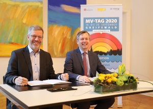 Chef der Staatskanzlei und Dr. Fassbinder unterzeichnen Vertrag zum MV-Tag