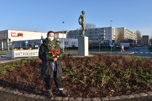 Die Künstlerin Julia Kausch vor ihrer Skulptur