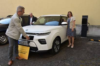 Dr Fassbinder Frau von Busse und Torsten Beyer mit 1 EAuto Foto Pressestelle 15