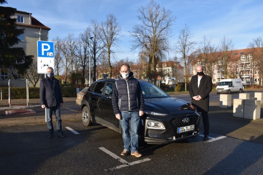 An der Walter-Rathenau-Straße wurden heute zwei öffentliche Carsharing-Plätze freigegeben.