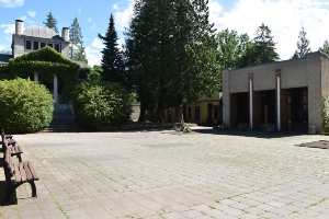Der Vorplatz an der Trauerhalle auf dem Neuen Friedhof