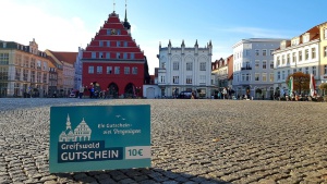 Greifswald-Gutschein auf dem Markt - © Theres Behnke Greifswald-Gutschein auf dem Markt