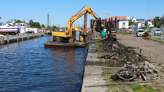 Museumshafen Ausbaggerung Ryck, 26.5.2020, Foto Pressestelle © Pressestelle Ein Bagger beräumt Hindernisse entlang der Spundwand