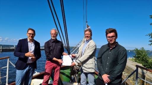Patrick Dahlemann, Detlef Löll, Friedrich Fichte und Dr. Stefan Fassbinder stellen das Sanierungskonzept für die GREIF vor
