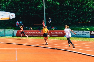 Sportlerinnen laufen eine Runde im Volksstadion