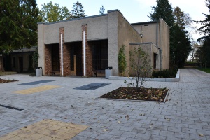 vorplatz zur Trauerhalle auf dem Neuen Friedhof