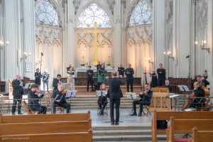 Künstler musizieren im Dom