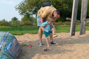 ein Vater spielt mit seinem Sohn im Sandkasten