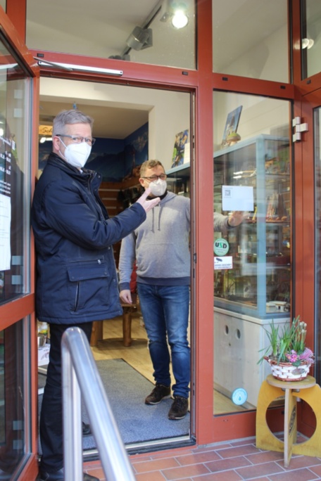 Dr. Fassbinder und Tomas Hellmutg testen die Luca-App