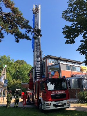 Einsatz der Feuerwehr mit der Drehleiter am Heizkraftwerk