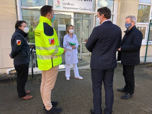 Dr. Fassbinder und Michael Sack besichtigen das neu eröffnete Impfzentrum