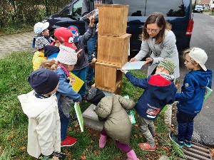 Kinderbücherbaum wird befüllt