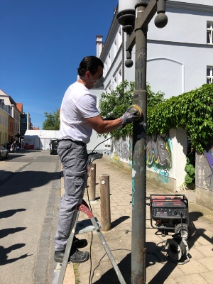 Lichtmasten werden abgeschliffen