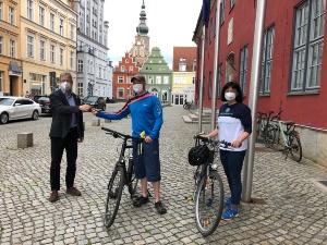 Rita Kremer und Pierre Flade erhalten von Dr. Fassbinder ihre Autoschlüssel zurück