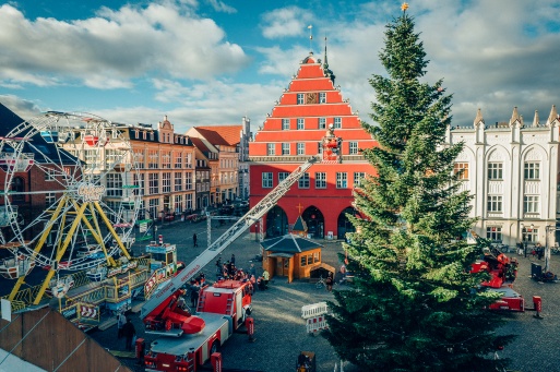 Marktplatz, der Weihnachtsmarkt wird aufgebaut