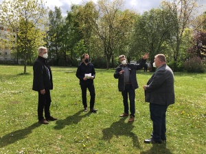 Mitglieder der Kirchengemeinde erläuern dem OB das Bauprojekt