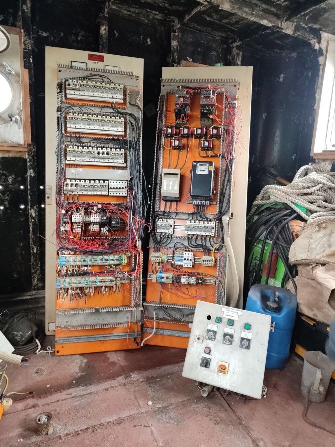 Sanierung der GREIF © L. Heidemann Die großen Elektro-Schaltschränke wurden auf dem Segelschulschiff GREIF im Zuge der Sanierung demontiert