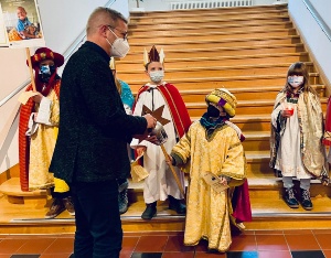 ´Sternsinger singen im Rathaus. Oberbürgermeister überreicht Spenden an Sternsinger.