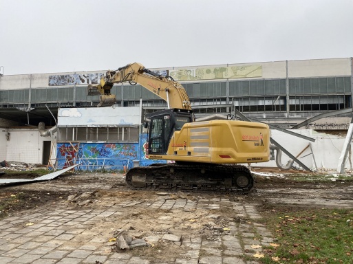 Die Abrissarbeiten mit einem Bagger starten an der Sporthalle 3 in Greifswald