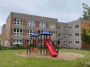 Spielgeräte für Kinder vor dem alten Gebäude der Kita Zwergenland in Greifswald - © Andrea Reimann Spielgeräte für Kinder vor dem alten Gebäude der Kita Zwergenland in Greifswald