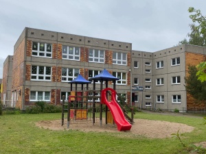 Spielgeräte für Kinder vor dem alten Gebäude der Kita Zwergenland in Greifswald