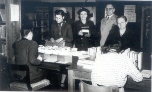 Ausleihe in der Stadtbibliothek Greifswald im Jahr 1953