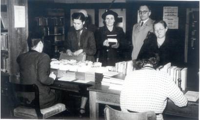 Ausleihe in der Stadtbibliothek Greifswald im Jahr 1953