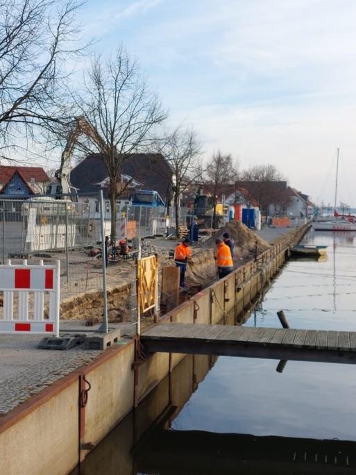 Bauarbeiten an der Kaikante in Wieck