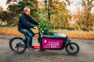 Baumpfleger Stephan Seefeldt vom städtischen Bauhof wird das Lastenrad nutzen