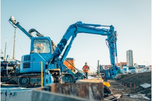 Straßenbaustelle mit Bagger