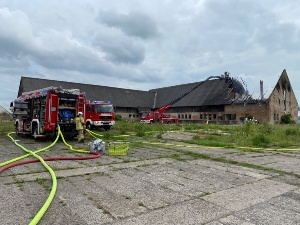 Das Feuer im Stall ist gelöscht - © Pressestelle Das Feuer im Stall ist gelöscht