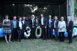 Doreen Au und Mitarbeitende der ABS anlässlich des 30. Jubiläums