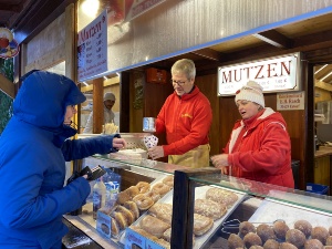 Oberbürgermeister Dr. Fassbinder verkauft Mutzen auf dem Greifswalder Weihnachtsmarkt