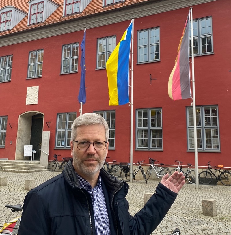 /export/sites/hgw/de/.galleries/Pressestelle-Pressemitteilungen/Pressemitteilungen-2022/Dr.-Fassbinder-vor-der-ukrainischen-Flagge-Foto-Pressestelle.jpg