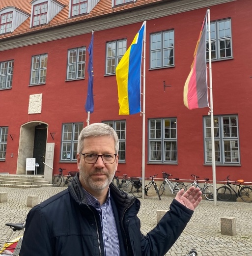 Oberbürgermeister Dr. Fassbinder vor der ukrainischen Flagge