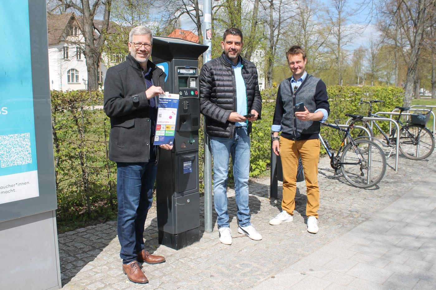 /export/sites/hgw/de/.galleries/Pressestelle-Pressemitteilungen/Pressemitteilungen-2022/Dr.-Stefan-Fassbinder-Sebastian-Lafsa-GPG-und-Philipp-Zimmermann-Smartparking-am-Parkplatz-Schiesswall-Foto-Pressestelle.JPG