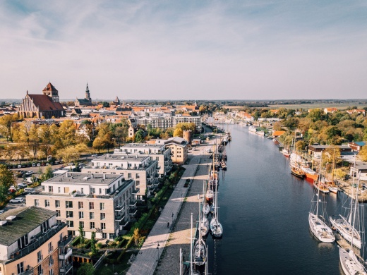 Drohnenaufnahme von Greifswald © Till Junker Drohnenaufnahme über dem Ryck von der Universitäts- und Hansestadt Greifswald