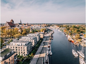 Drohnenaufnahme über dem Ryck von der Universitäts- und Hansestadt Greifswald - © Till Junker Drohnenaufnahme über dem Ryck von der Universitäts- und Hansestadt Greifswald
