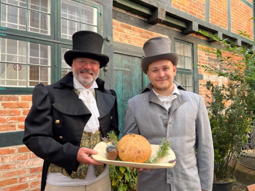 Maik Wittenbecher und Lukas Neumeister von der Greifswald Marketing GmbH