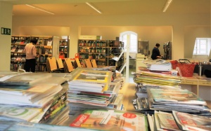 Einräumen der Stadtbibliothek nach Renovierungsarbeiten im 2. OG