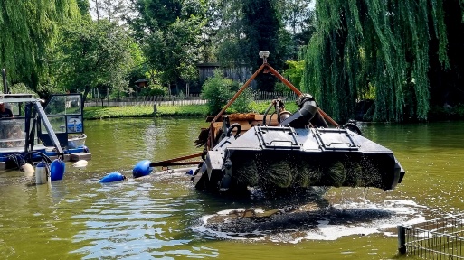 Zur Entschlammung des Teiches im Tierpark Greifswald wird ein spezielles Amphibienfahrzeug eingesetzt