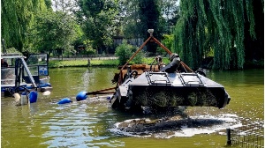 Zur Entschlammung des Teiches im Tierpark Greifswald wird ein spezielles Amphibienfahrzeug eingesetzt - © Pressestelle der Universitäts- und Hansestadt Greifswald Zur Entschlammung des Teiches im Tierpark Greifswald wird ein spezielles Amphibienfahrzeug eingesetzt