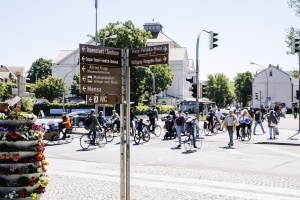 Fußgänger und Radfahrer queren die Europakreuzung in Greifswald