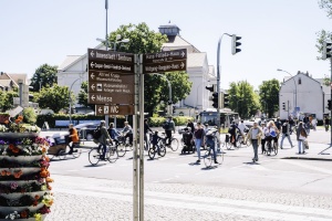 Fußgänger und Radfahrer queren die Europakreuzung in Greifswald - © Nils Kirschnick Fußgänger und Radfahrer queren die Europakreuzung in Greifswald
